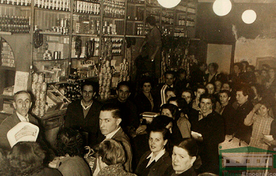 Comprando en el economato, diciembre de 1953
