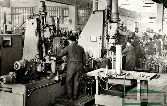 Mecanización del cárter para motores, hacia 1960