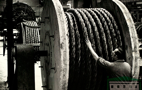 Fabricando un cable de ochenta milímetros de diámetro, hacia 1960