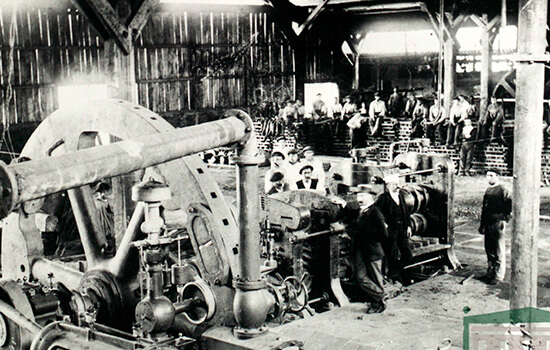 En el taller de laminaciones de la fábrica de La Aldea, hacia 1900