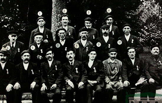 Grupo de antiguos trabajadores condecorados por Alfonso XIII, el 6 de agosto de 1918