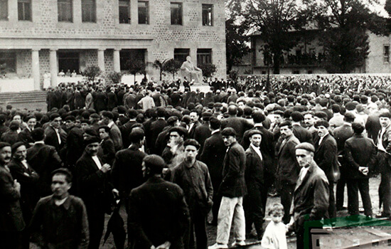 Asistentes a la celebración del cincuentenario de la factoría, junto a las oficinas centrales, el 3 de octubre de 1925