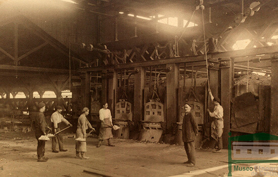 Cargando el horno de acero, entre 1925 y 1929. Autor: SAMOT