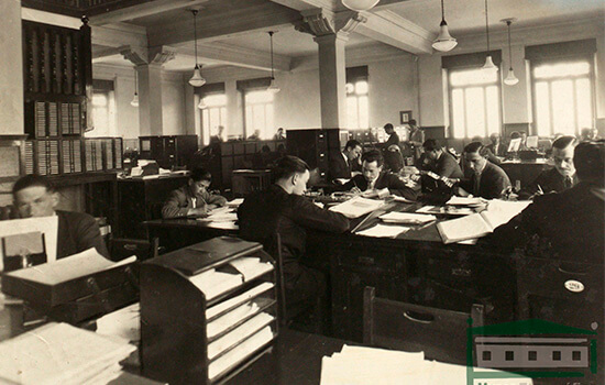 En la sección de facturas de las oficinas centrales, en la fábrica de Arriba, hacia 1930